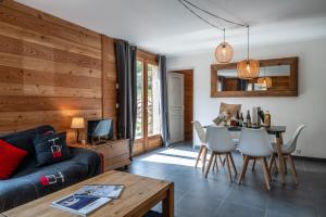 ein Wohnzimmer mit einem Sofa und einem Tisch in der Unterkunft Chalet Orezza in La Salle Les Alpes