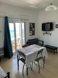 una sala da pranzo con tavolo e vista sull'oceano di House With View a Paránimfoi