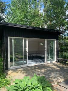 una veranda riparata con divano e panca di Villa Koivu 100m2 viihtyisä talo kävelymatkan päässä keskustasta a Seinäjoki