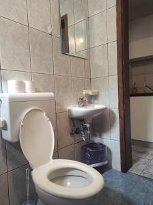 Ett badrum på Apartments Kata
