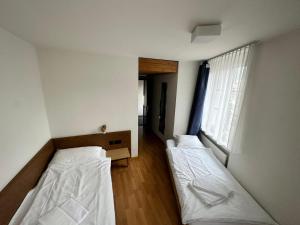 Cama o camas de una habitación en Hotel Stadthof Glarus