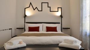 ein Schlafzimmer mit einem großen Bett mit roten Kissen in der Unterkunft YesHouse in Turin
