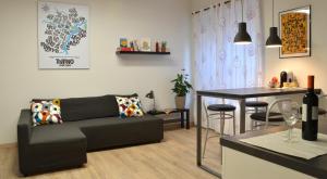 ein Wohnzimmer mit einem Sofa und einem Tisch in der Unterkunft YesHouse in Turin