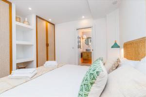 um quarto branco com uma grande cama branca em Soltroia lake Dream house em Tróia