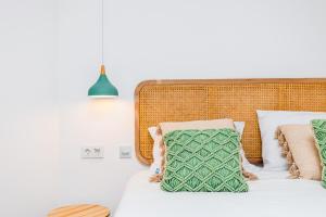 Schlafzimmer mit einem Bett mit grünen und weißen Kissen in der Unterkunft Soltroia lake Dream house in Troia