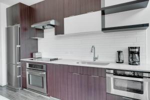 مطبخ أو مطبخ صغير في Shaw 1BR w Gym WD Rooftop nr U St bars WDC-560