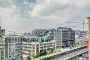 - une vue sur une ville avec de grands bâtiments dans l'établissement Navy Yard 1BR w Gym WD steps from Nats Park WDC-325, à Washington