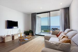 sala de estar con sofá y ventana grande en Casa Castanheta en Câmara de Lobos