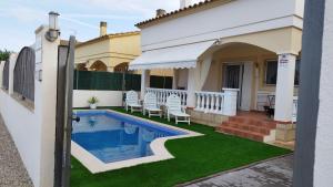 a house with a swimming pool in a yard at CASA LILLA in Riumar