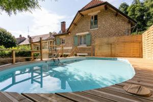 uma piscina em frente a uma casa em Wonderful house in Sarlat center with heated pool & jaccuzi em Sarlat-la-Canéda