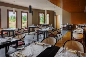 - une salle à manger avec des tables, des chaises et des fenêtres dans l'établissement Precise House Montaperti Siena, à Sienne