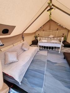 una camera da letto in una tenda con un letto di Glamping in style, Prospector Tent a Crawley