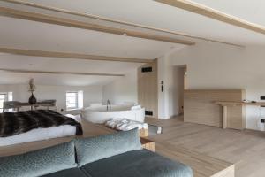 um quarto com uma cama grande e uma banheira em Hôtel & Restaurant Origines par Adrien Descouls - Teritoria em Issoire