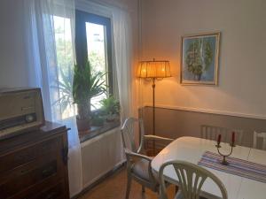 a dining room with a table and a window at Elisabets Vandrarhem Hemse in Hemse