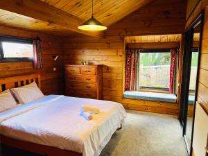 Rúm í herbergi á Auckland Sea&SkyTower view Homestay with free Netflix, Parking