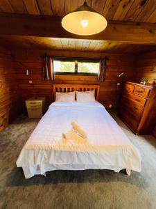 Rúm í herbergi á Auckland Sea&SkyTower view Homestay with free Netflix, Parking