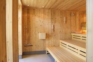 eine Sauna mit zwei Bänken in einer Holzwand in der Unterkunft Hotel Rebenhof in Baden-Baden