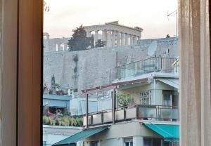 Melia Residence Acropolis - NEW في أثينا: منظر من نافذة مبنى به جدار