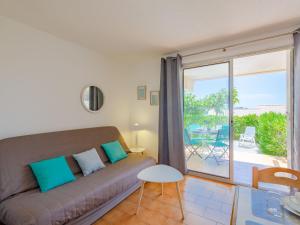 - un salon avec un canapé et une vue sur une terrasse dans l'établissement Apartment Les Coteaux de la Nartelle-22 by Interhome, à Sainte-Maxime