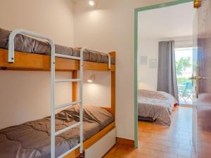 Cette chambre comprend 2 lits superposés et un miroir. dans l'établissement Apartment Les Coteaux de la Nartelle-22 by Interhome, à Sainte-Maxime