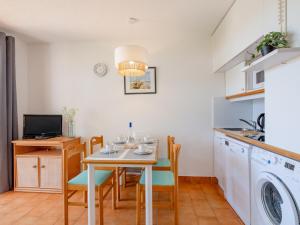 - une cuisine et une salle à manger avec une table et des chaises dans l'établissement Apartment Les Coteaux de la Nartelle-22 by Interhome, à Sainte-Maxime