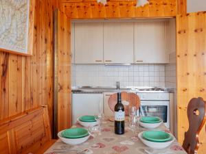 cocina con mesa y botella de vino en Apartment Christiania 2 O1 by Interhome, en Nendaz