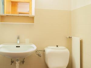Ένα μπάνιο στο Apartment Christiania 2 O1 by Interhome