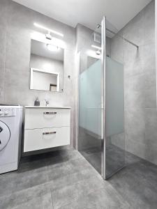 克拉科夫的住宿－Apartament 1A，带淋浴、盥洗盆和洗衣机的浴室