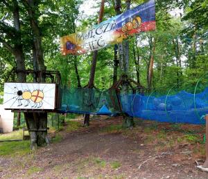 un parque infantil con una valla en Dom Turysty Pod Wieżycą en Sobótka