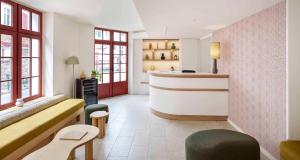 een lobby met een bar met een bank en stoelen bij Best Western Kemaris in Biarritz