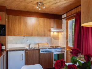 Kuchyň nebo kuchyňský kout v ubytování Chalet Le Hibou by Interhome