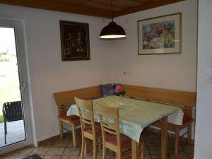 - une salle à manger avec une table et des chaises dans l'établissement Apartment Ferienglück - KPL396 by Interhome, à Kappl