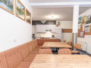 jadalnia ze stołami i krzesłami oraz kuchnia w obiekcie Apartment Al Vietta-1 by Interhome w mieście Kappl