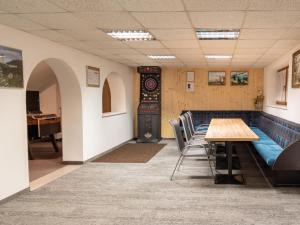 jadalnia z długim stołem i krzesłami w obiekcie Apartment Al Vietta-1 by Interhome w mieście Kappl +16 zdjęć