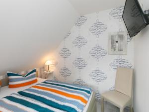 UmmanzにあるHoliday Home Boddenrauschen by Interhomeのベッドルーム1室(ベッド1台付)、壁に雲が付いています。