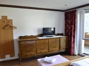 Cette chambre dispose d'une commode en bois avec un ordinateur. dans l'établissement Apartment Ferienglück - KPL393 by Interhome, à Kappl