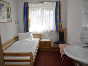 - une petite chambre avec un lit et un lavabo dans l'établissement Apartment Ferienglück - KPL393 by Interhome, à Kappl