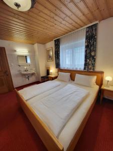 Cette chambre comprend un grand lit et une grande fenêtre. dans l'établissement Apartment Ferienglück - KPL393 by Interhome, à Kappl