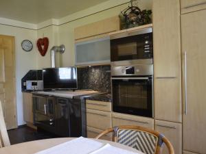 A kitchen or kitchenette at Apartment Ferienglück by Interhome