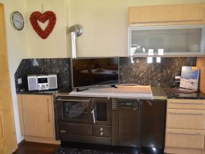 A kitchen or kitchenette at Apartment Ferienglück by Interhome
