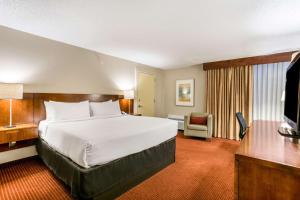 a hotel room with a large bed and a television at Clarion Hotel BWI Airport Arundel Mills in Hanover