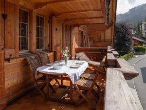 einen Tisch auf der Veranda einer Hütte in der Unterkunft Apartment Daphné A 32 by Interhome in Villars-sur-Ollon