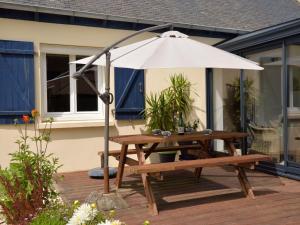 Patio nebo venkovní prostory v ubytování Holiday Home La Roseraie by Interhome