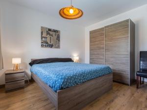 1 dormitorio con 1 cama grande con manta azul en Villa Le Bosquet - MES180 by Interhome, en Messanges