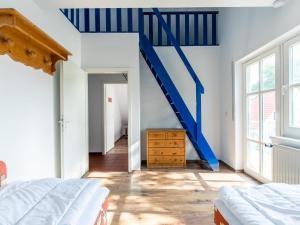 LosentitzにあるHoliday Home Losentitz by Interhomeのベッドルーム1室(天井に青い階段付)
