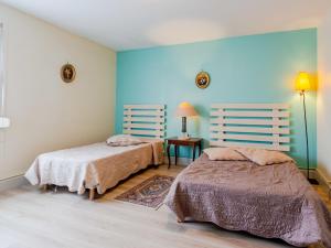 twee bedden in een kamer met blauwe muren bij Holiday Home Le Saint Vigor - BAX400 by Interhome in Saint-Vigor-le-Grand