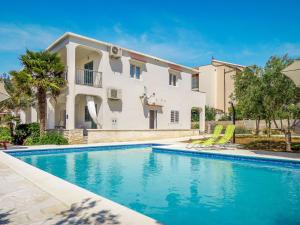 Bazén v ubytování Apartment Katarina 3 by Interhome nebo v jeho okolí