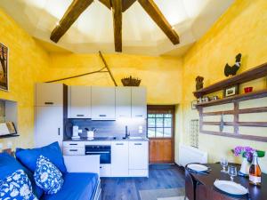 シセ・アン・トゥレーヌにあるHoliday Home Le Pigeonnier - CTU200 by Interhomeのリビングルーム(青いソファ付)、キッチン