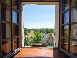 シセ・アン・トゥレーヌにあるHoliday Home Le Pigeonnier - CTU200 by Interhomeの庭園を望む開口窓