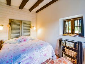 シセ・アン・トゥレーヌにあるHoliday Home Le Pigeonnier by Interhomeのベッドと窓のある寝室
